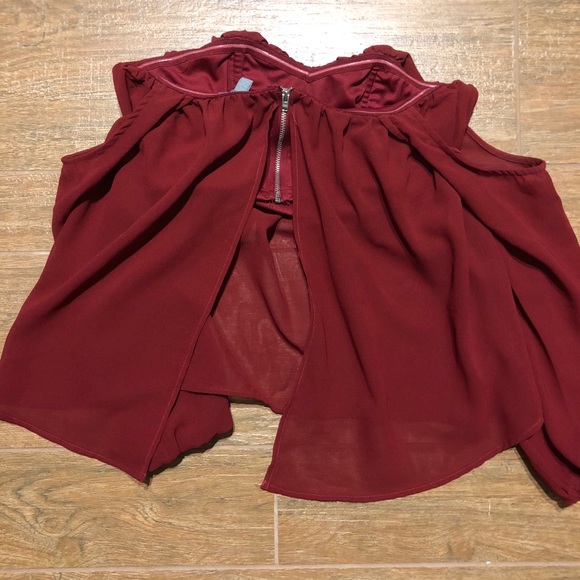 ❌ SOLD Wine off the shoulder top - Picture 3 of 4